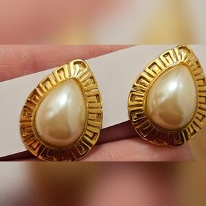 Vintage gold tone earrings